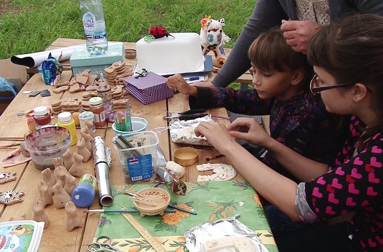 Gezinnen spelen traditionele Nederlandse volksspelen op het grasveld van Kasteel Radboud in Medemblik.